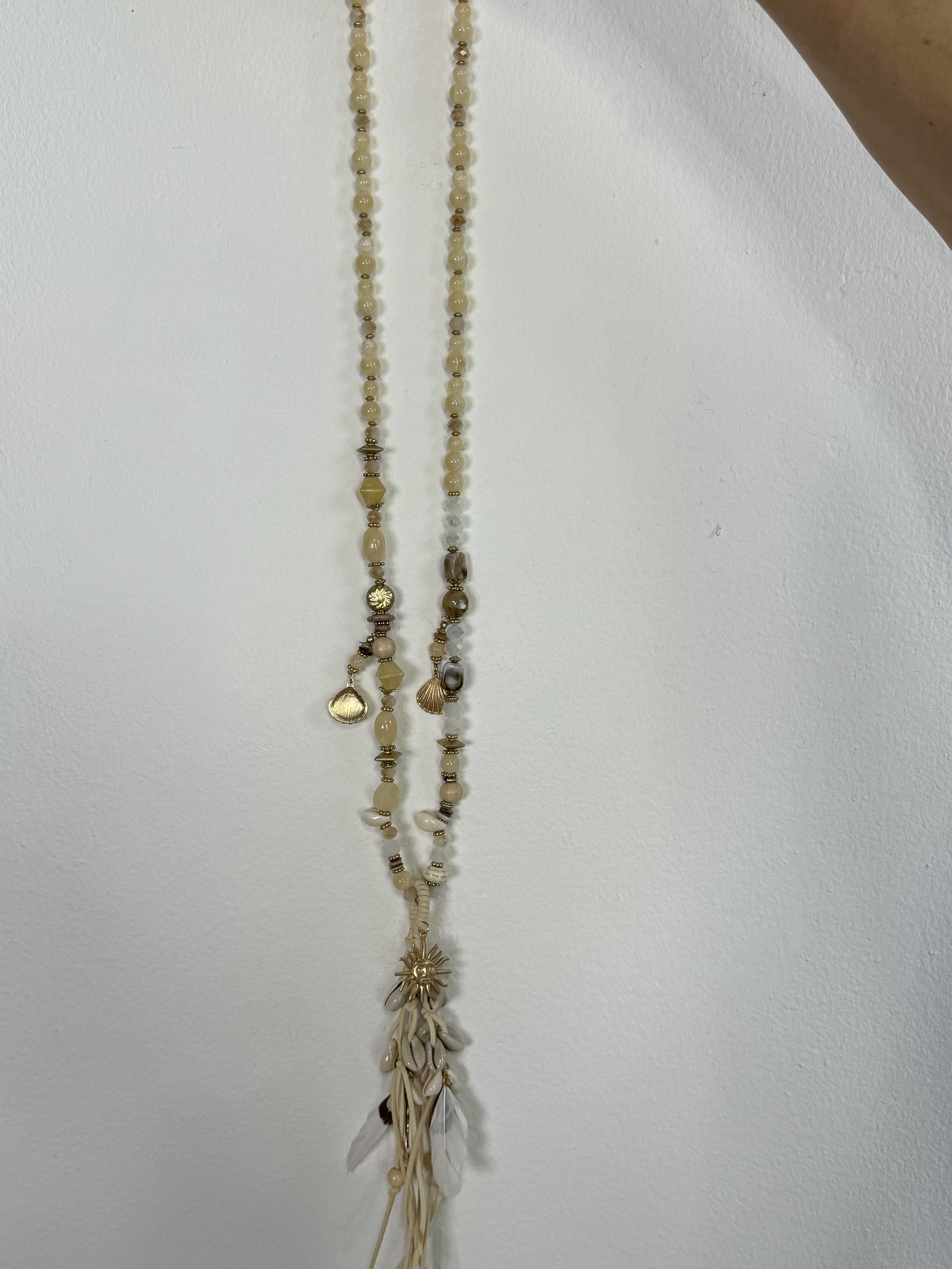 Solsikke - Lang perlehalskæde med fjer, gulddetaljer og muslingevedhæng